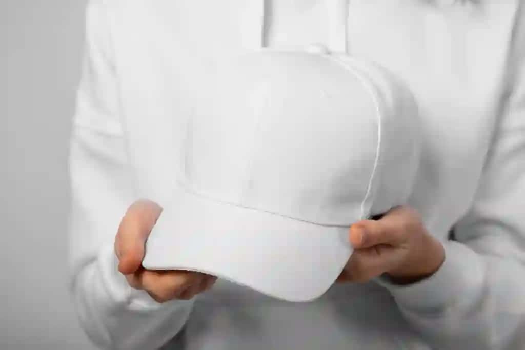 Futbolka qalpoqli maket kiygan ayol | Woman wearing tshirt cap mockup