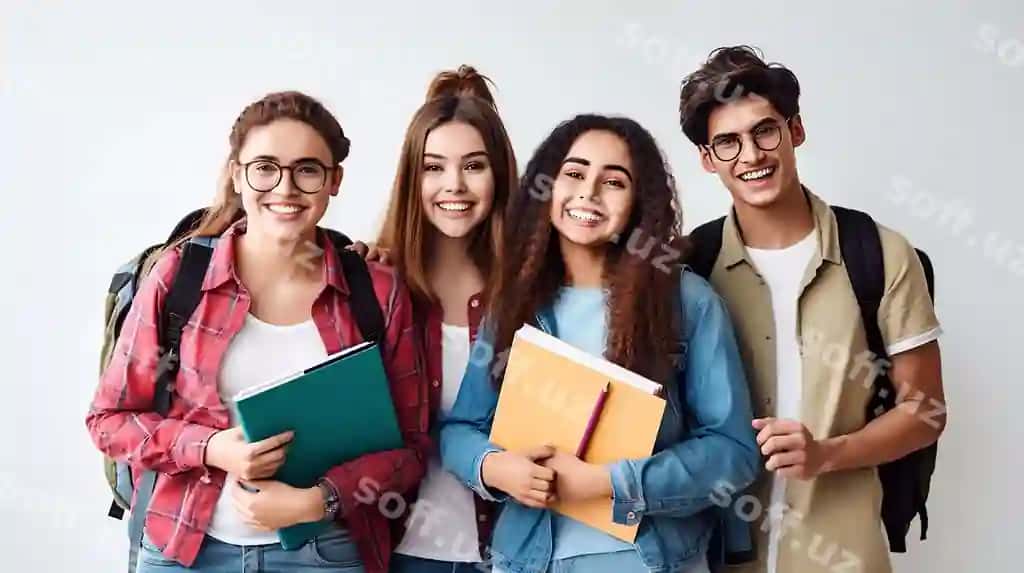 To'liq uzunlikdagi baxtli talabalar kampusda birgalikda yurish | Full length happy college students walking together campus