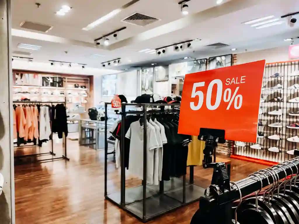 Xarid qilish uchun sotiladigan futbolkalar 50 chegirmali sotuvlar erkak ayol ko'ylaklari gorizontal nusxa ko'chirish maydoni | Shopping sale t shirts 50 discount sales male female closing section shirts horizontal copyspace