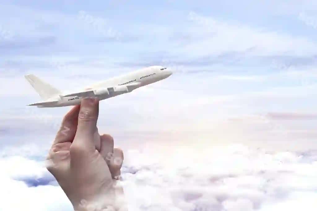 Sayohat tushunchasi miniatyura samolyot qolq osmon foni | Travel concept miniature airplane hand sky background