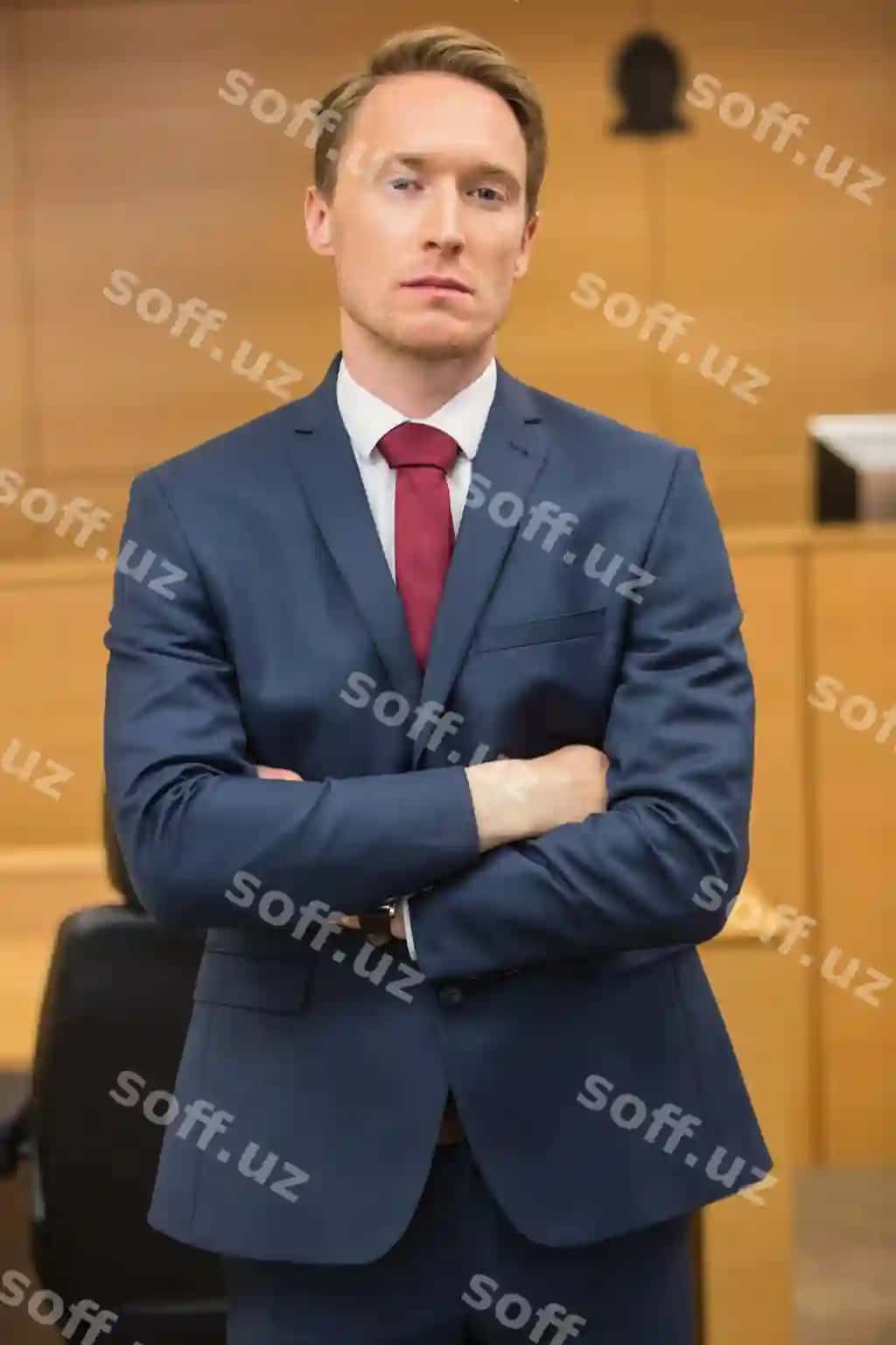 Jiddiy advokat kamera qaraydi | Serious lawyer looking camera