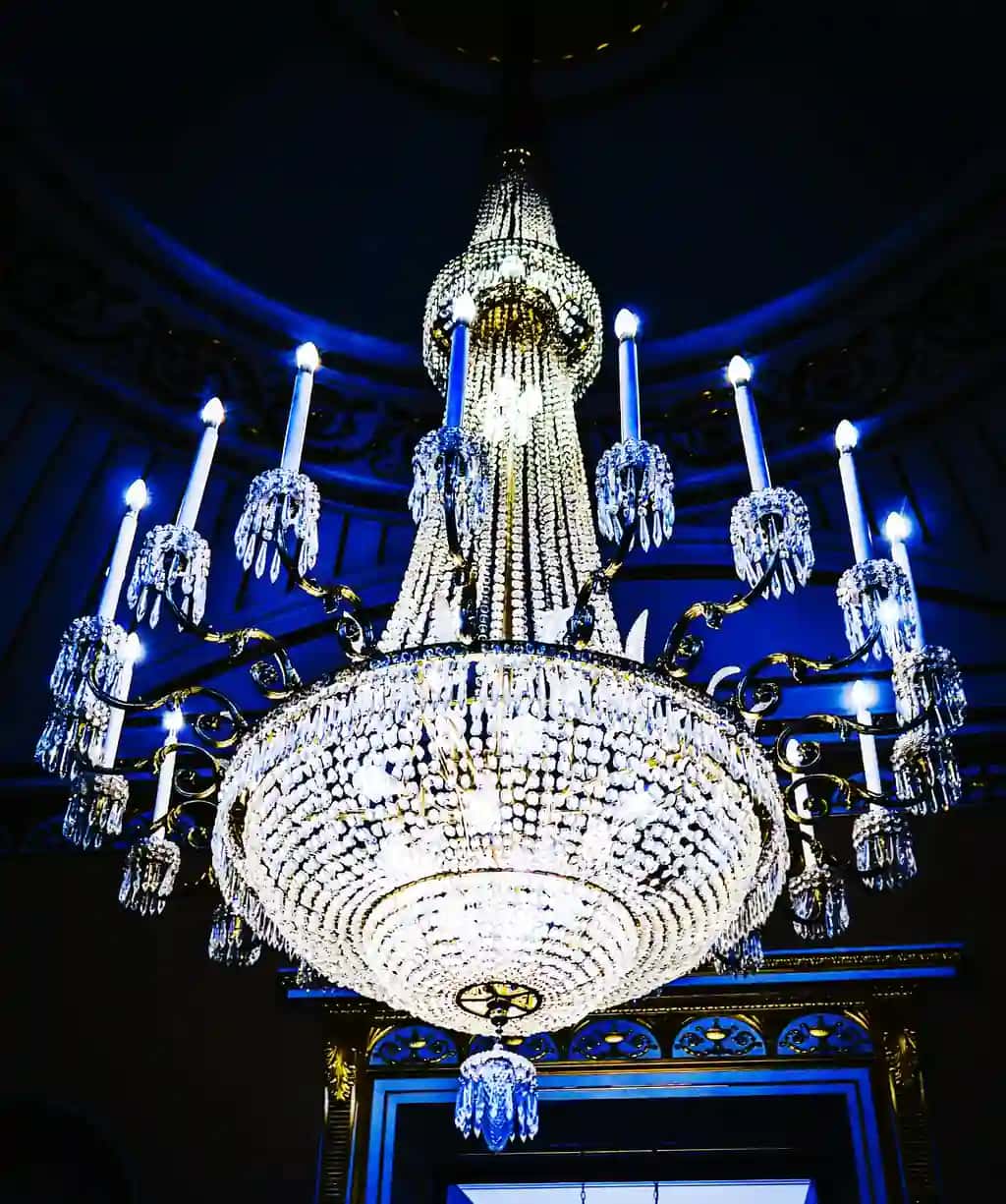 Past burchakli qandil | Low angle view chandelier