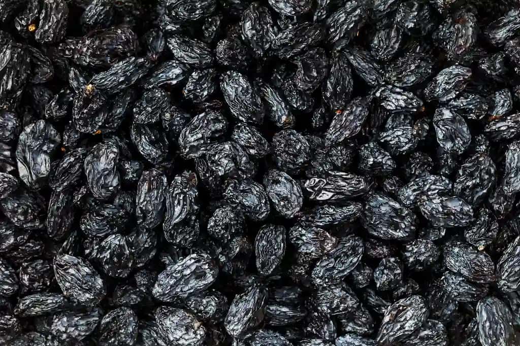 Qora mayiz to'qimasi mashhur quritilgan mevalar quritilgan uzum | Black raisin texture popular dried fruit dried grapes