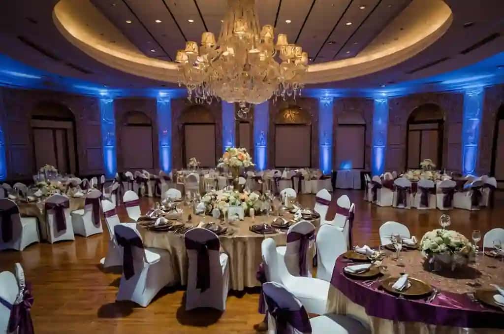 Qandil gullar stoli bilan katta bal zali | Large ballroom with chandelier flowers table