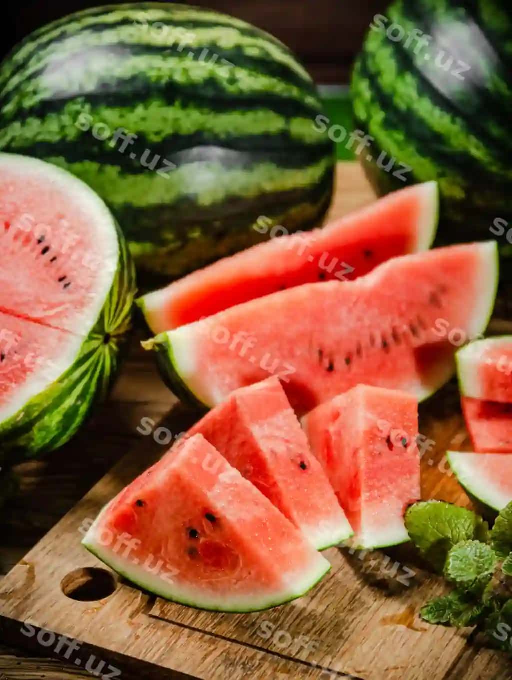 Dilimlangan yangi tarvuz yog'och stol | Sliced fresh watermelon wooden table