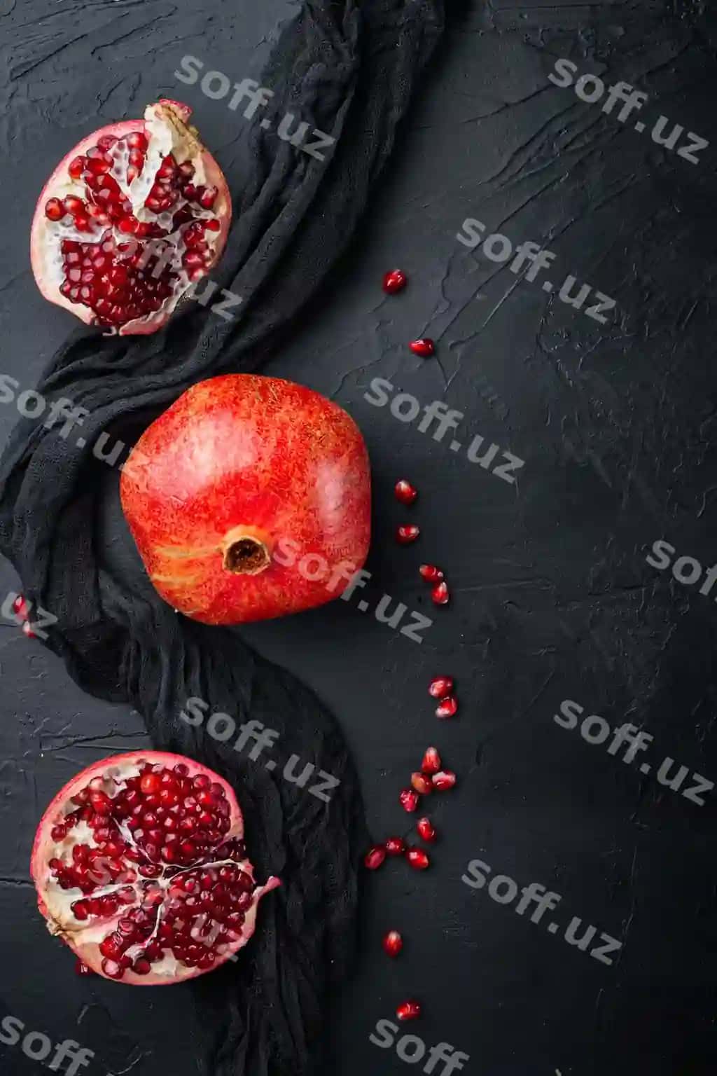 Yangi suvli urug'lar bilan pishgan anor | Ripe pomegranate with fresh juicy seeds