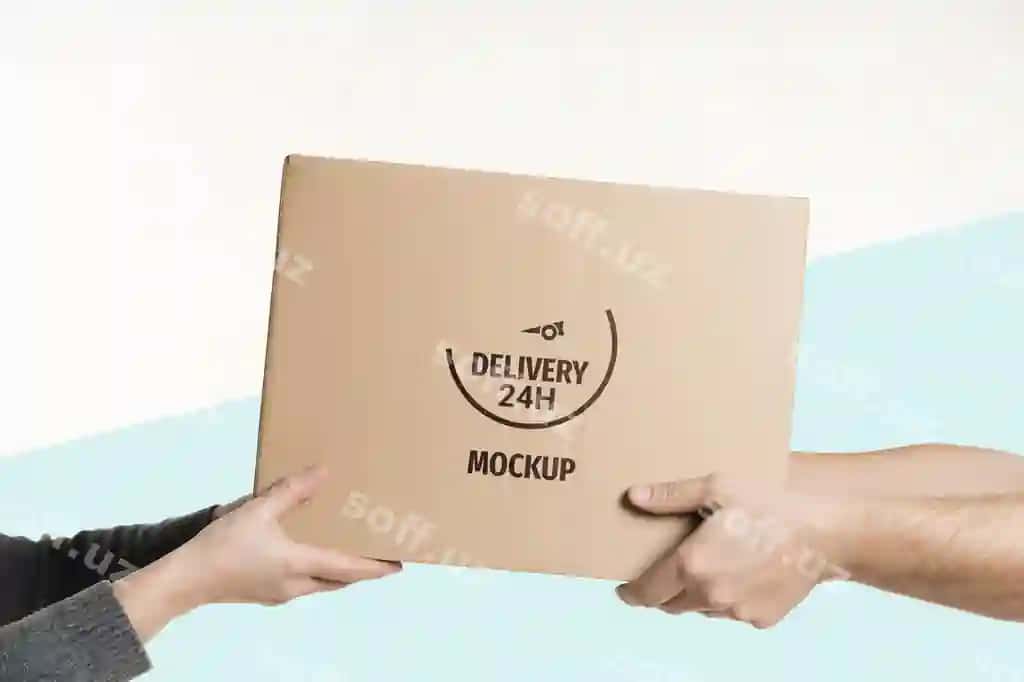 Yetkazib beruvchi mijozga quti uzatmoqda | Delivery man handing box client