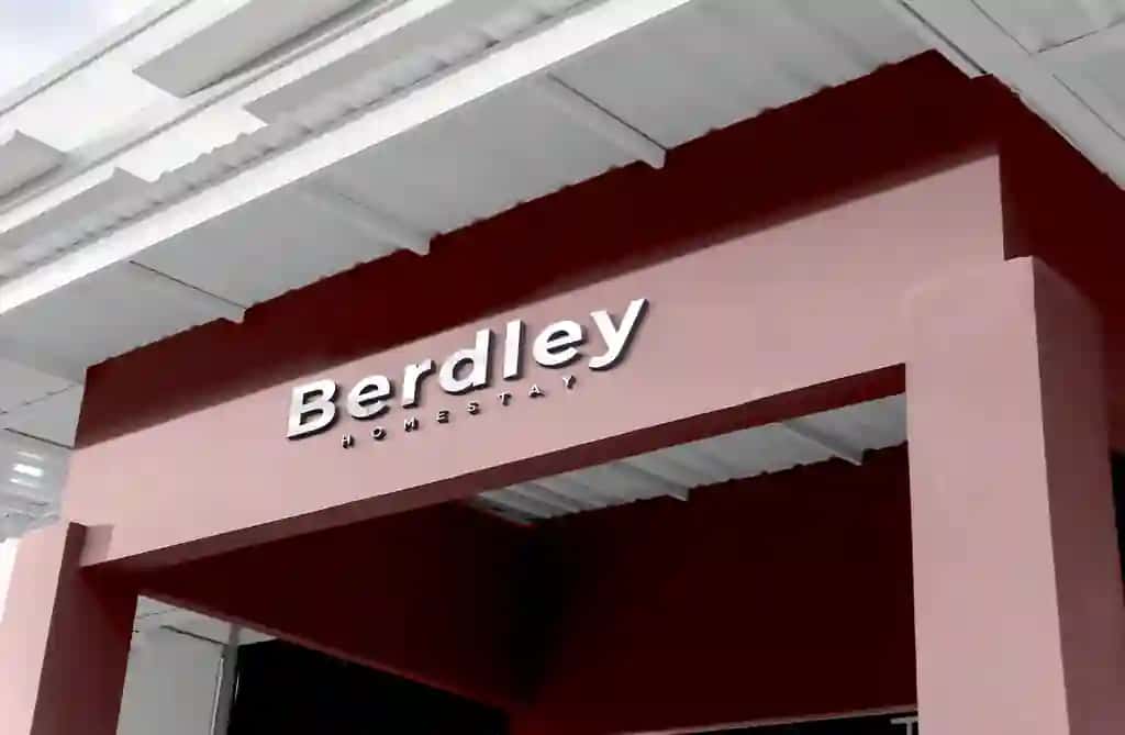 3D logotipi maketi zamonaviy fasad xrom belgisi | 3d logo mockup modern facade chrome sign