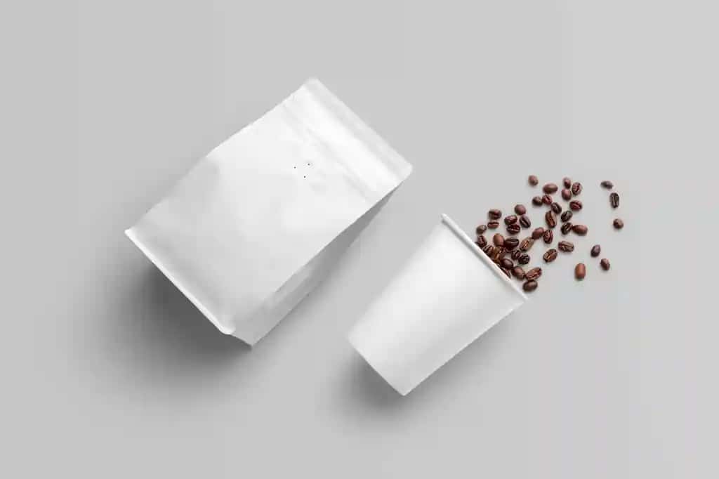To'kilgan loviya bilan oq qahva qadoqlash maketi | White coffee packaging mockup with spilled beans