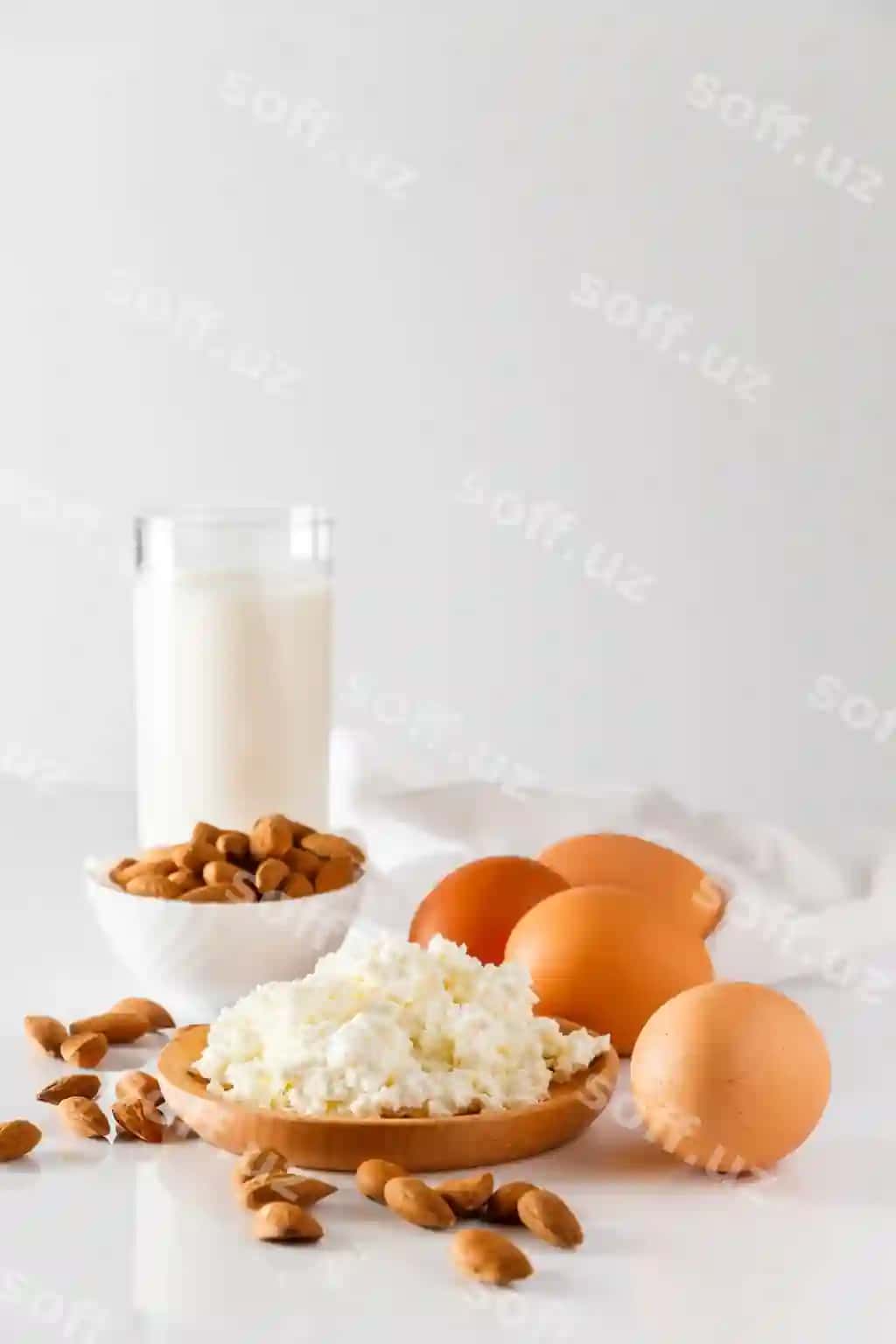 Proteyn ovqati oq orqa fonda puck cheese tuxumlar yong'oqlar komplekt sog'liq ovqatlari teng muvozanatlangan ovqatlanish | Protein food white background cottage cheese eggs nuts set healthy foods balanced diet