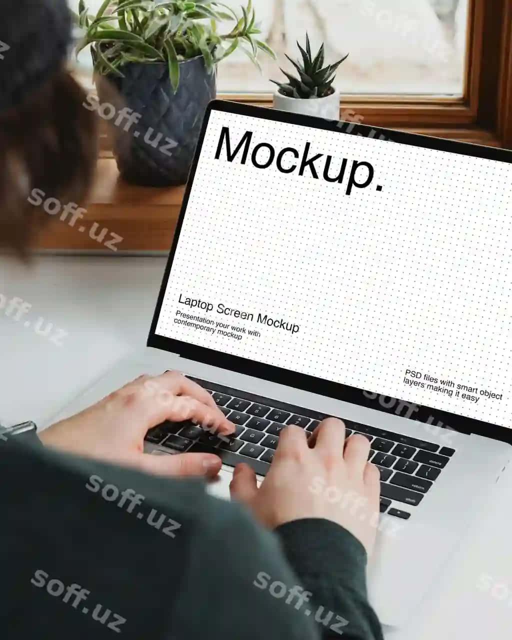 Erkak noutbukdan foydalanmoqda, ekran namunasi bilan | Man using laptop with screen mockup