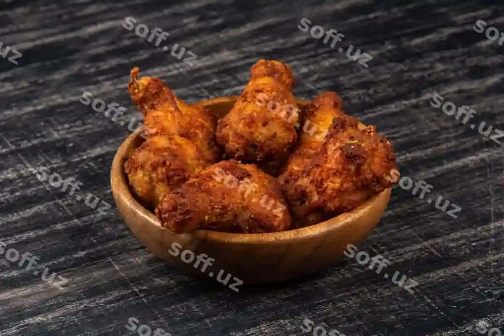 Qovurilgan BBQ tavarasi qora fonda | Fried bbq chicken wings black background