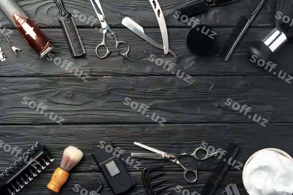 Professional barber asboblari qora yog'ochli yuzda joylashgan. | Professional barber tools laid out dark wooden surface