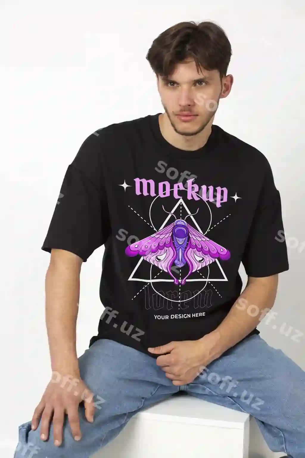 Kiber ko'cha kiyimi uslubidagi futbolka kiygan odam masxara qilmoqda | Man wearing cyber street wear style t shirt mock up