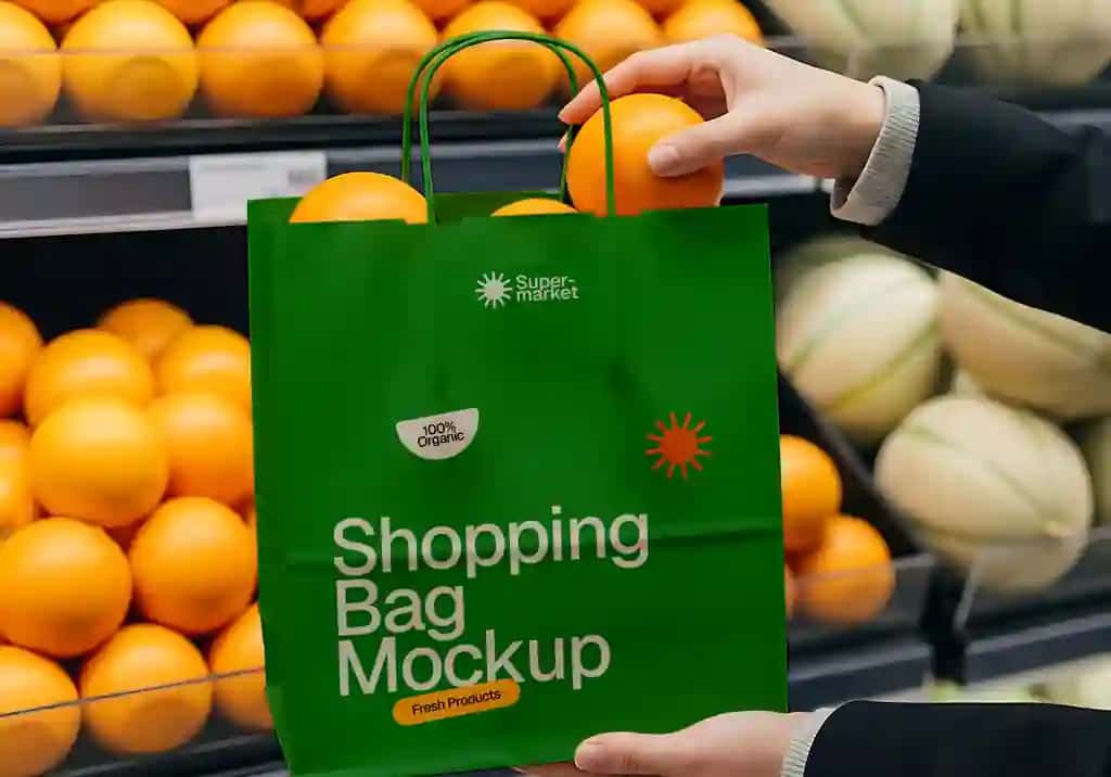 Yangi apelsin supermarket mahsulotlari bilan yashil xarid qilish sumkasi maketi | Green shopping bag mockup with fresh oranges supermarket produce