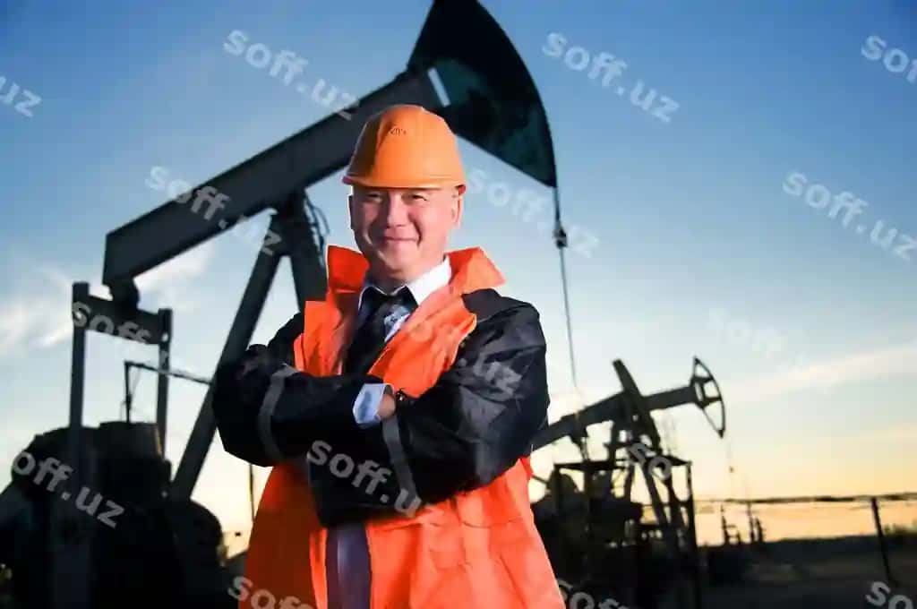 Neftchi ishchisining to'q sariq rangli formali dubulg'asi fonida nasos jack quyosh botishi osmoni | Oil worker orange uniform helmet background pump jack sunset sky