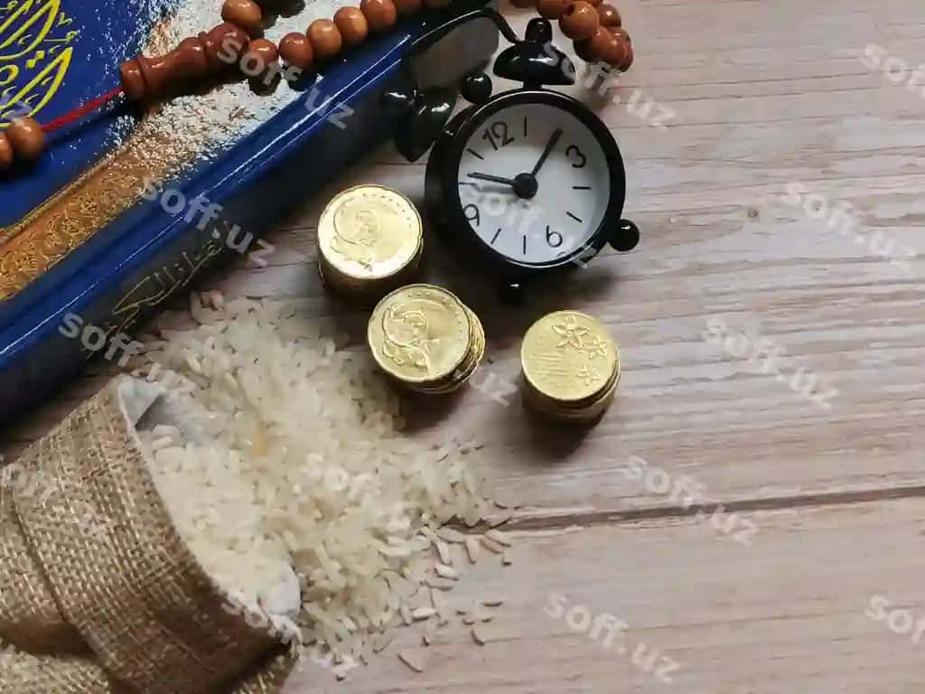 Zakat tushunchasi coinlar bilan duo cholg'alari guruch o'rna soat Qur'on | Zakat concept prayer beads with coins rice sack alarm clock koran