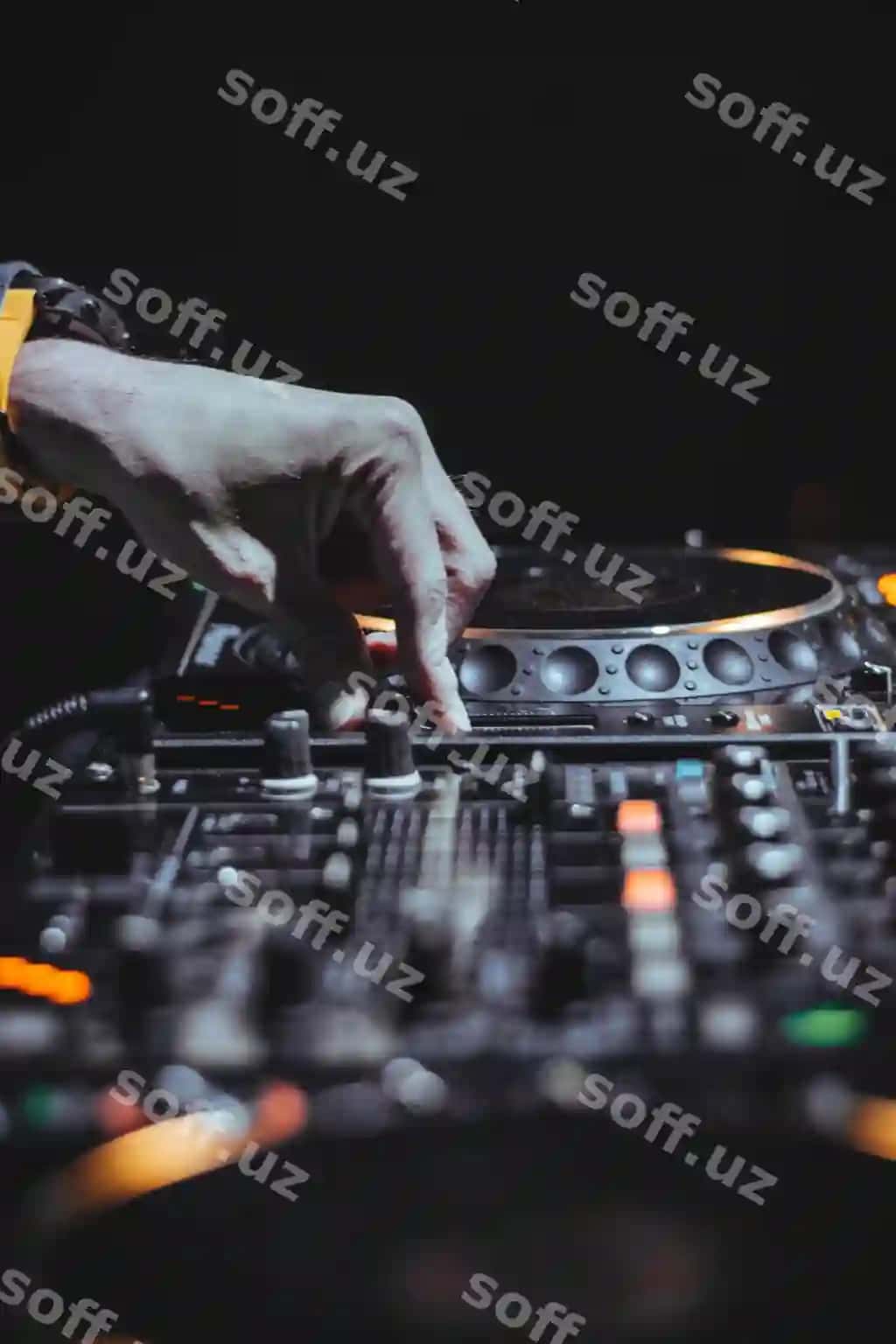 Kesilgan qo'l audio mikserni boshqaruvchi | Cropped hand operating sound mixer 2