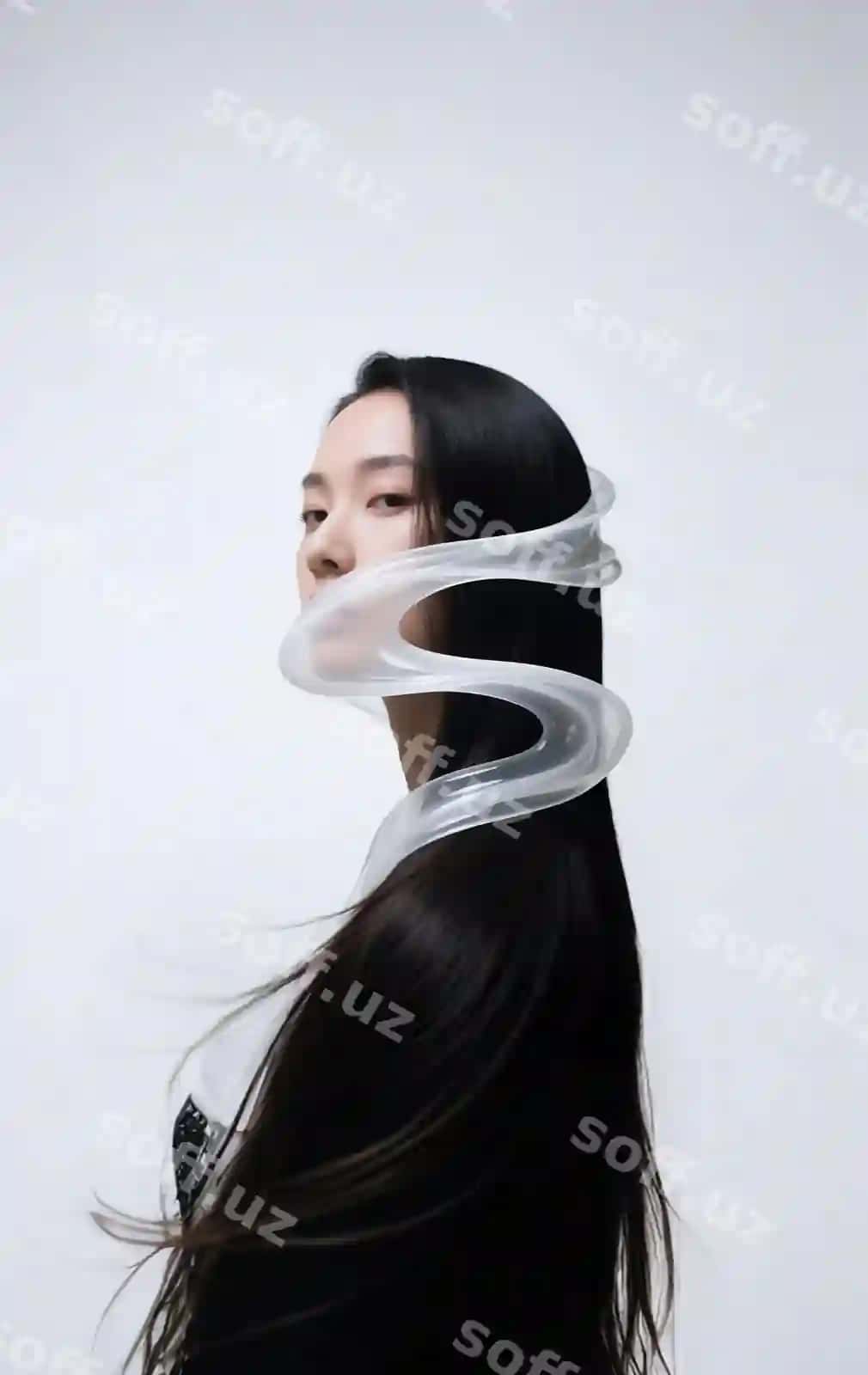 Oq rangdagi badiiy portretli ayol | Woman with flowing white art piece artistic portrait