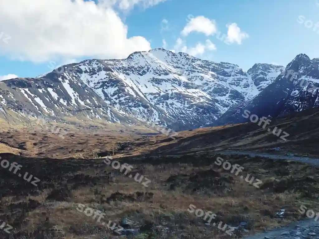 Chiroyli manzara qor bilan qamralgan tog'lar osmon orqali | Scenic view snowcapped mountains against sky