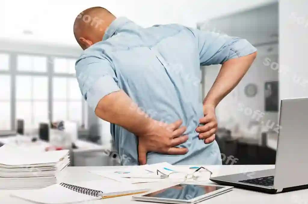 Bizznesmen orqaq og'rigi bilan ofisdagi og'riqni kamaytirish kontseptsiyasi | Businessman with back pain office pain relief concept