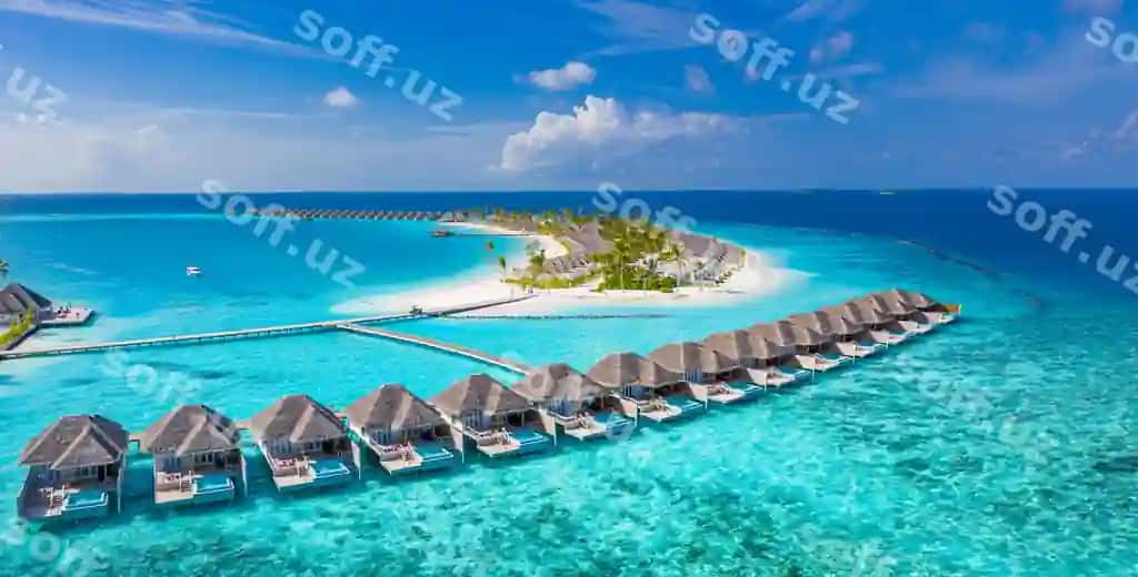 Maldiv orollaridagi hashamatli suv villalari kurort yog'och iskala go'zal osmon okeanining havodan ko'rinishi | Aerial view maldives island luxury water villas resort wooden pier beautiful sky ocean