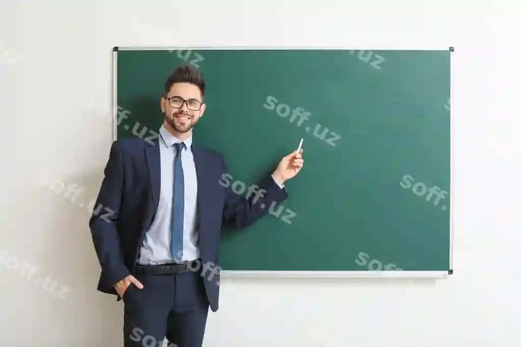Doska sinfxonasi yonida erkak o'qituvchi | Male teacher near blackboard classroom