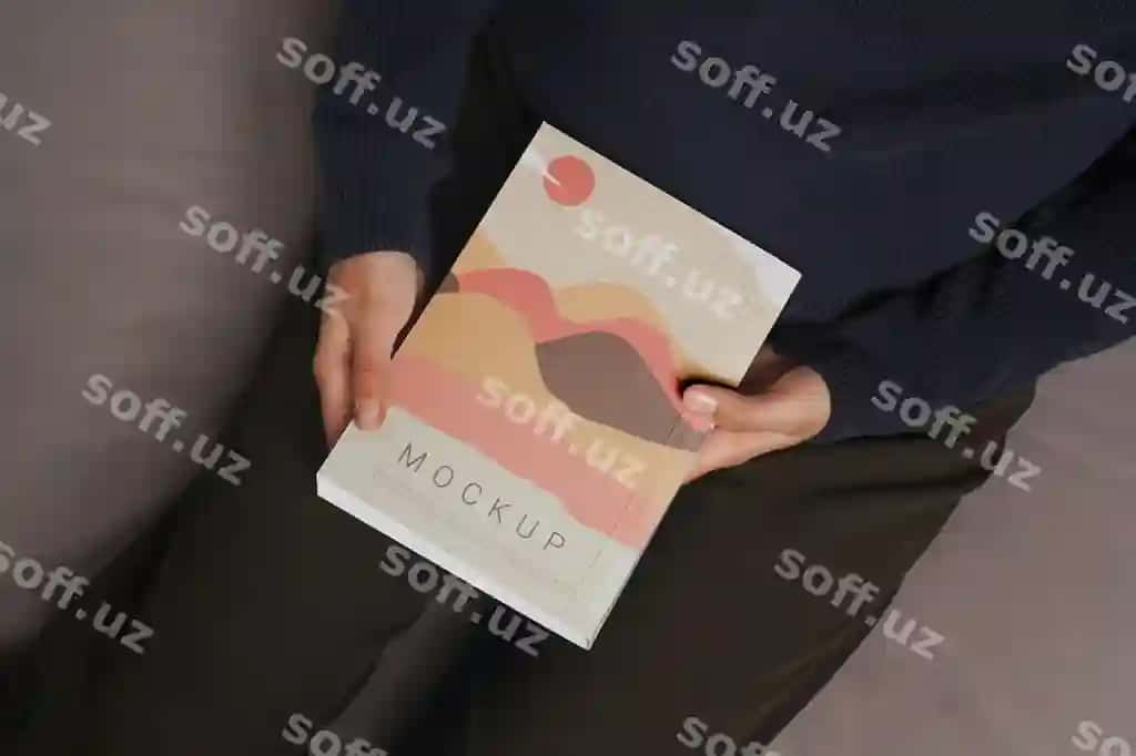 Uyda kitob o'qiyotgan odam | Person holding reading book home