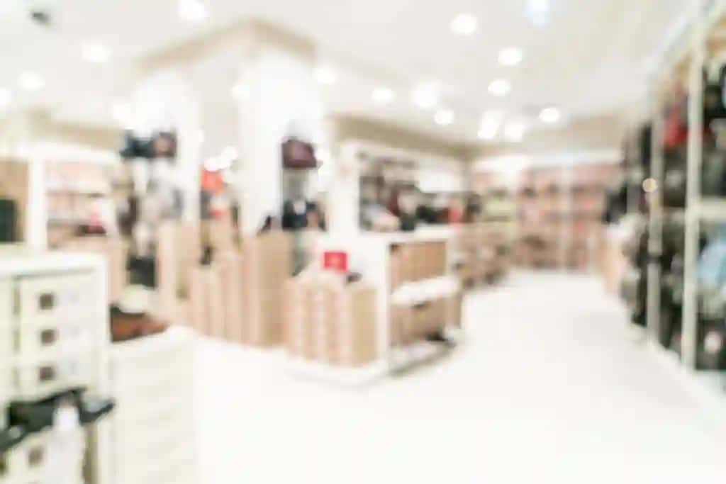 Mavhum xiralashgan xarid qilish markazi chakana savdo do‘koni foni | Abstract blur shopping mall retail store background
