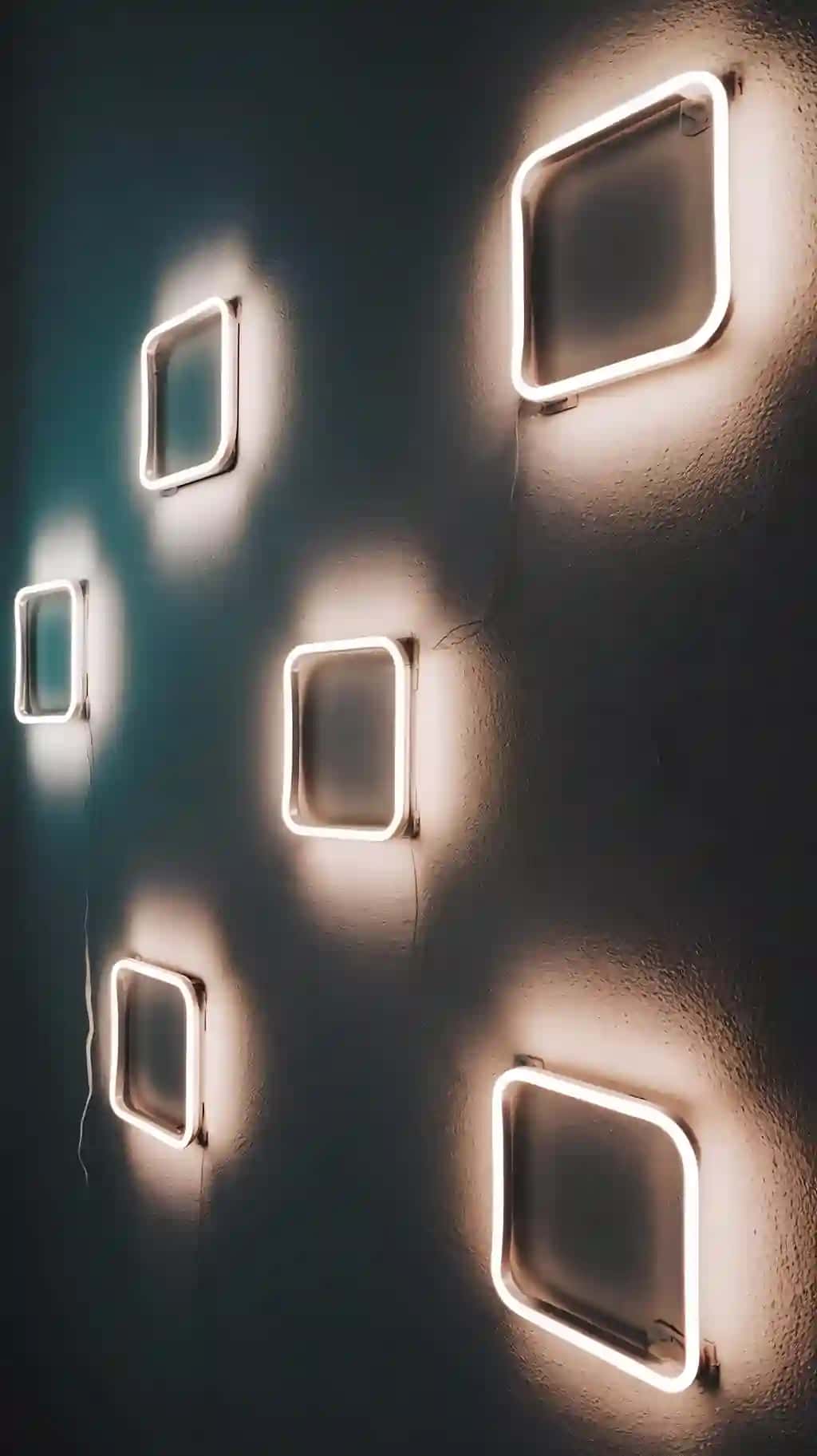 Neon led yorug'lik shakllari bilan devor mavhum qorong'i porlash fon | Wall with neon led light shapes abstract dark glow background