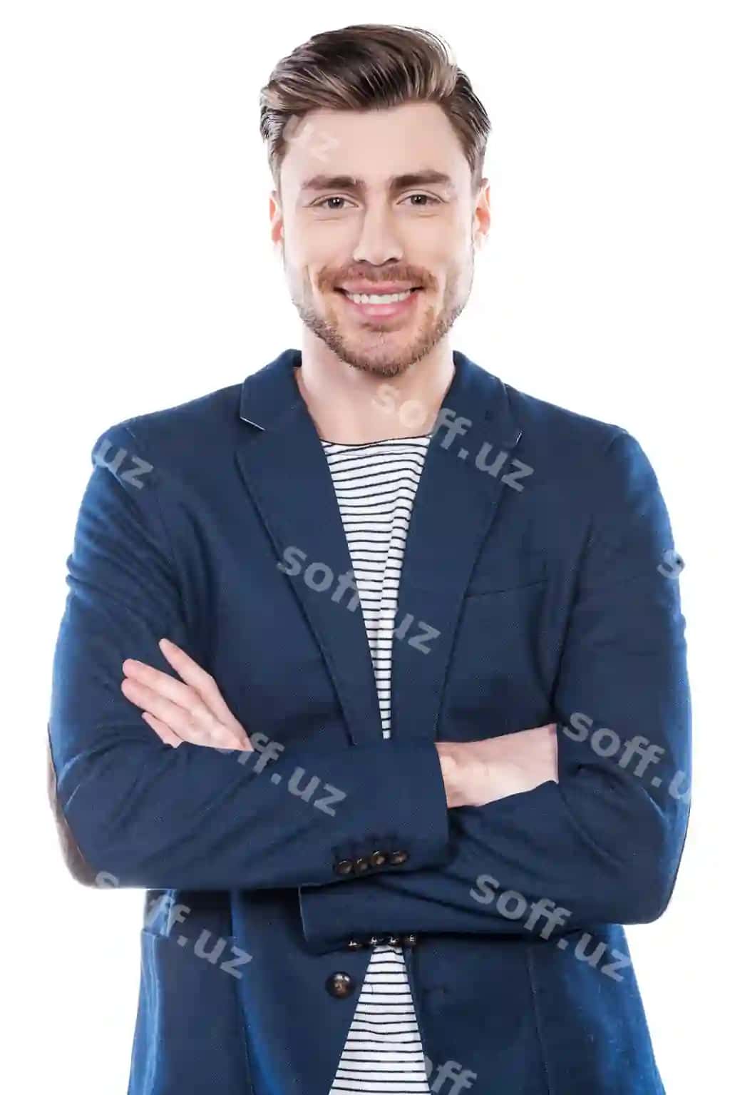 O'ziga ishongan chiroyli yigit qo'llarini ko'tarib, oq fonda jilmayib turardi | Confident young man handsome young man keeping arms crossed smiling while standing against white background