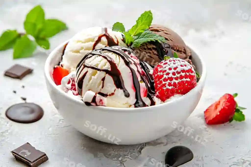 Gourmet muzza qovuri aralash meva nane varaqi ijodiy shirinlik fotografiyasi o'z ichiga kirgan | Gourmet ice cream bowl with mixed berries mint leaves creative dessert photography featuring