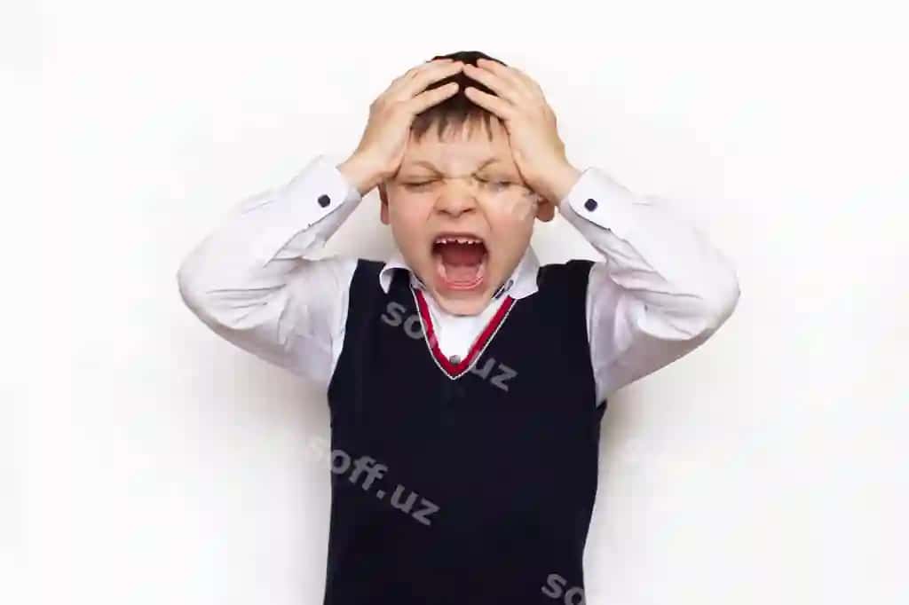 ADHD (E'tibor kamchiligi va hiperaktivlik kasalligi) avtizm tushunchasi achchiq, jinnor, sekin o'g'ri | Attention deficit hyperactivity disorder adhd autism concept angry crazy upset boy