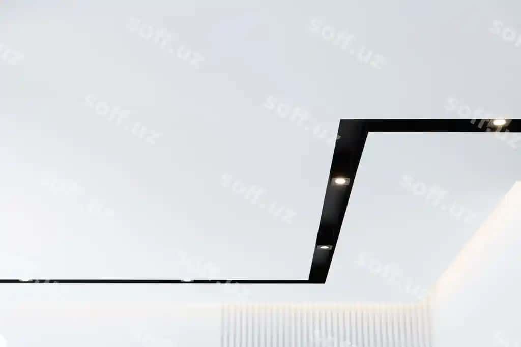 Uy ichi oq gavoz chirg'iq bilan qora temir lampasi | Interior house white ceiling with lighting black rail lamp