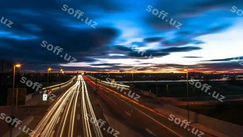 Osmonga qarshi engil yo'l ko'cha shahar | Light trail street city against sky