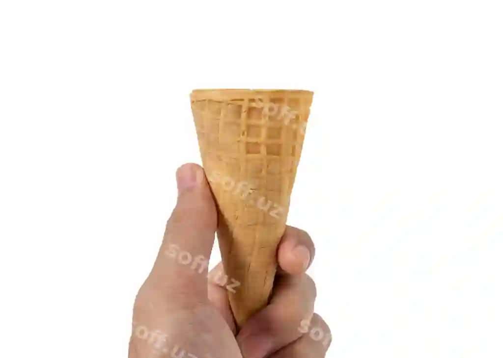Erkak qo'l mrozh kon tutadi ajraltirilgan oq fonda | Hand man hold ice cream cone isolated white background