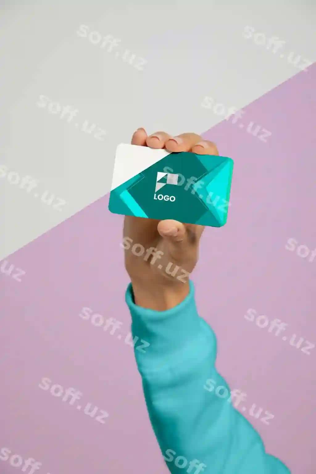 Oldingi ko'rinishda qoliq bilan tutilgan biznes karta | Front view hand holding business card