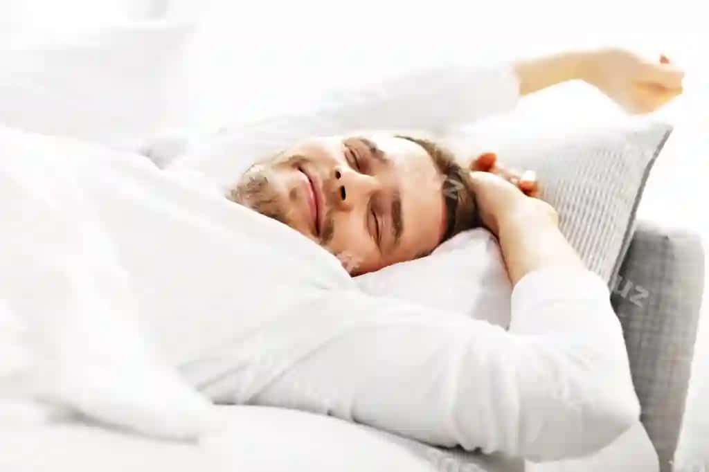 Rasmda yosh erkak matrasingni chuqilayotgan ko'rsatilgan | Picture showing young man stretching bed