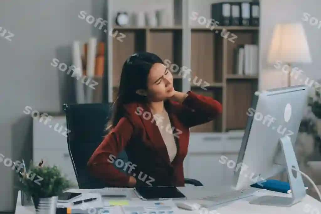 Mashaqqatli ofisda ishlayotgan osiyolik ayol belini og'ritadi | Asian woman working hard office having aches pains her torso waist