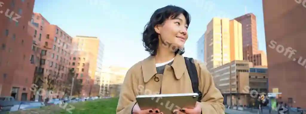 Yosh ayol shahar da mobil telefon ishlatmoq | Young woman using mobile phone city