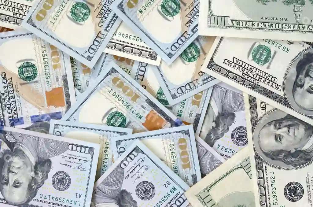 Yuqori ko'rinish yuz dollarlik banknotlar orqa fonda USD valyutasi tushunchasi boy hayoti | Top view one hundred dollar banknotes made background usd currency concept rich life
