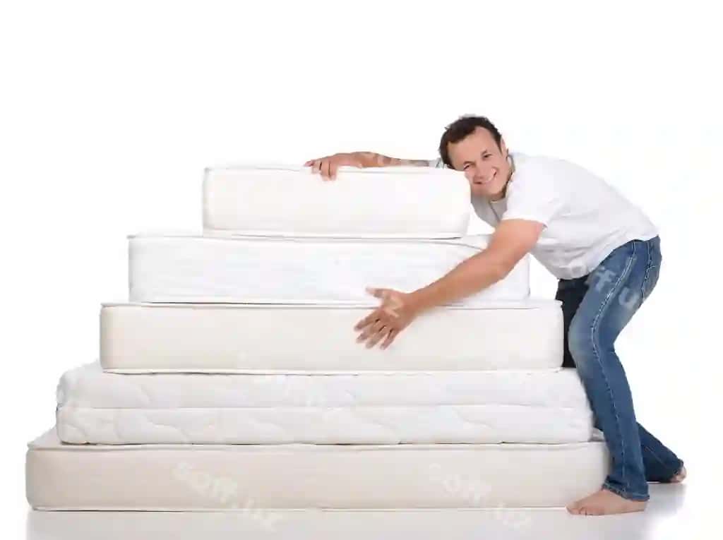 Gulbaxor erkak pajamalari kiygan holda ko'plab matraslar ustida o'tirgan. | Funny man pajamas sitting lots mattresses