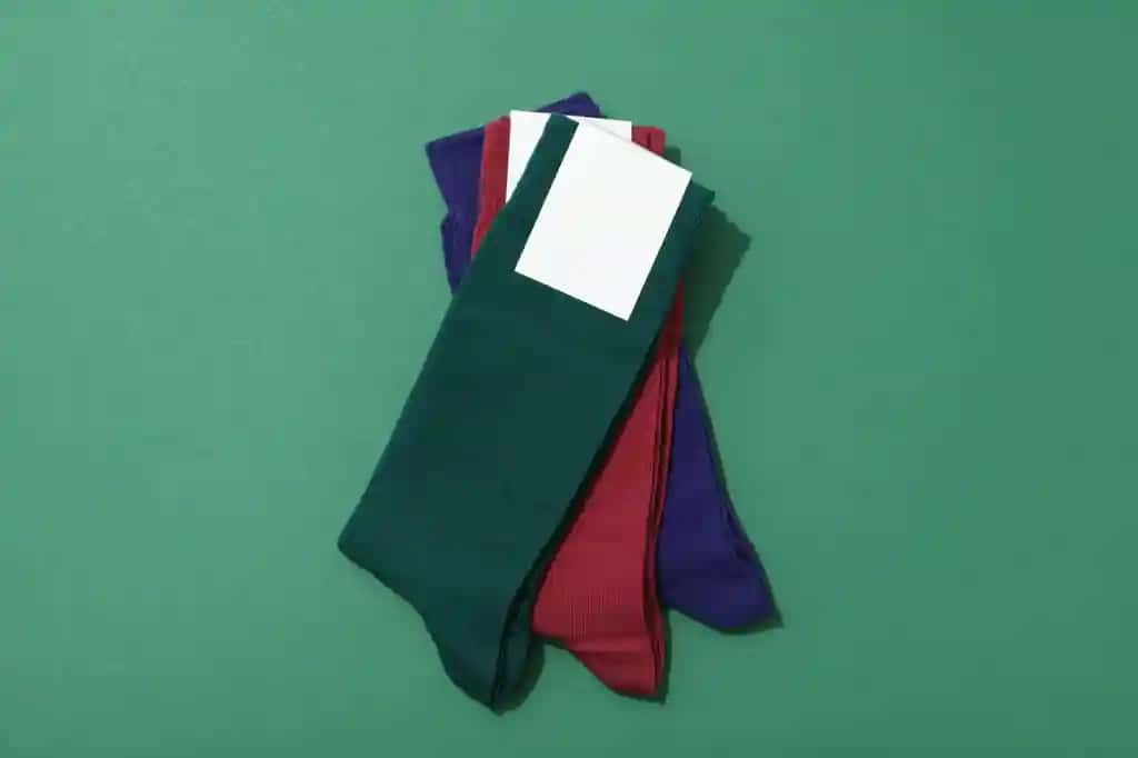 Ko'p rangli baland paypoq yashil fon | Multicolored high socks green background