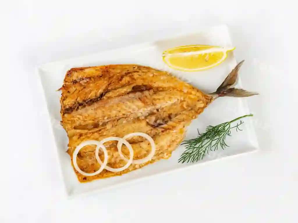 Yuqori burchak ko'rinishda ovqat stoli oq fonda | High angle view food table against white background 2