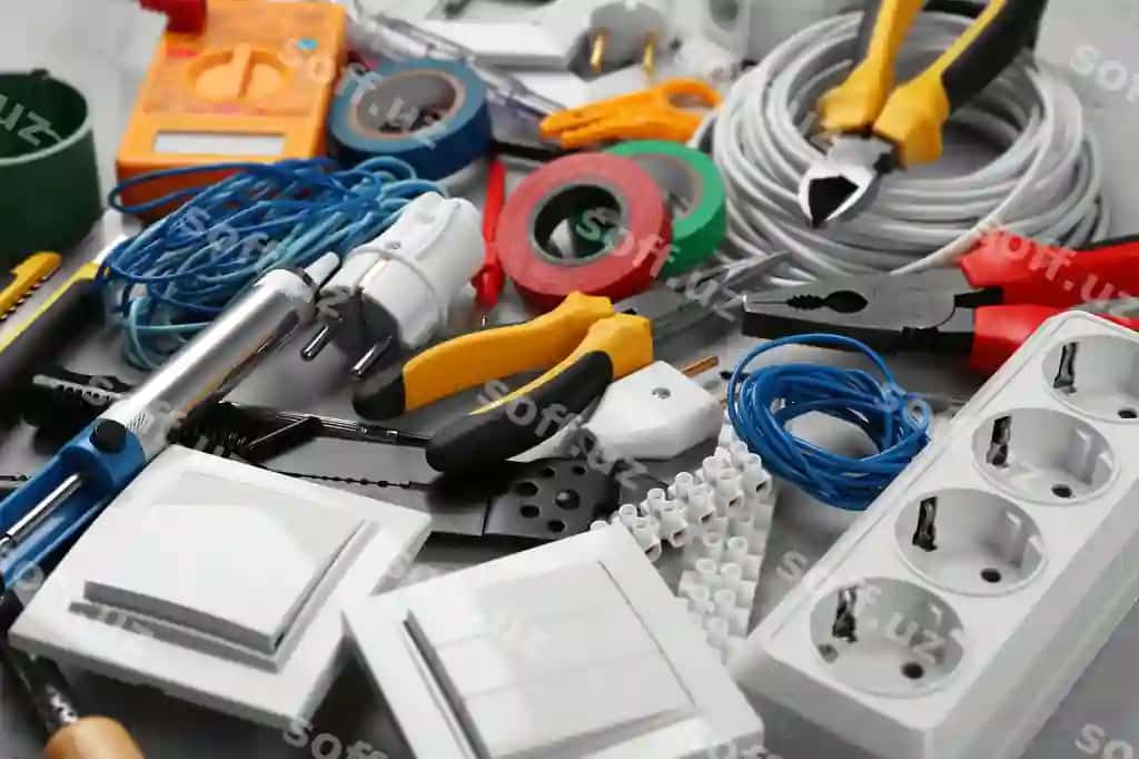 Elektr asboblari kulrang fonda yaqin | Electrician tools grey background closeup