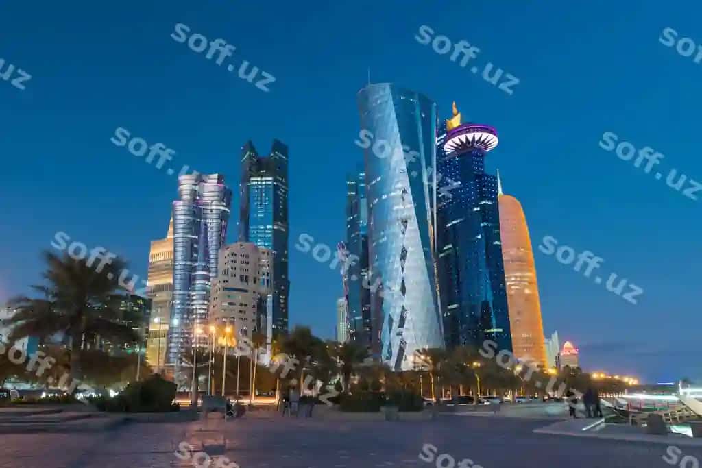 Moviy osmon fonida past burchakli ko'rinishda yoritilgan binolar | Low angle view illuminated buildings against blue sky