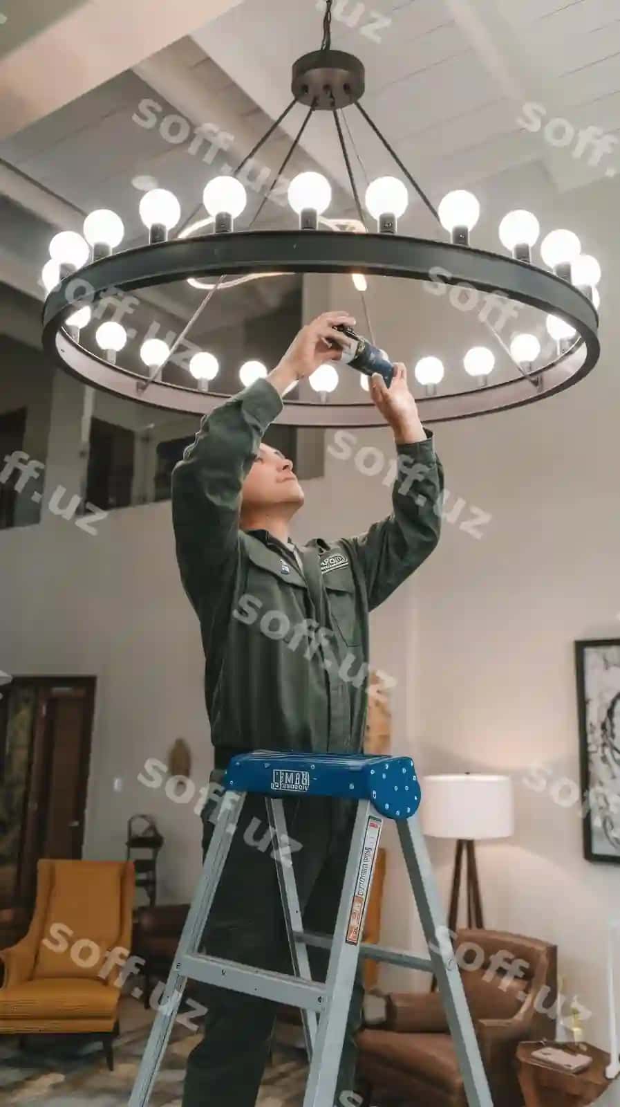 Elektrikchi avizaga LED lampalarni o'rnatmoqda | Electrician is installing led light bulbs into chandelier