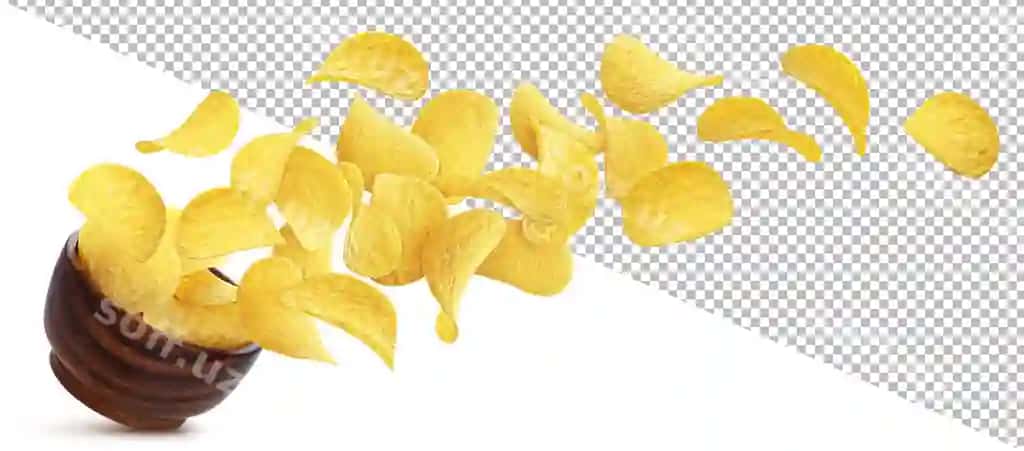 Izolyatsiya qilingan oq fonda piyola ichiga tushgan kartoshka chiplari | Potato chips falling into bowl isolated white background