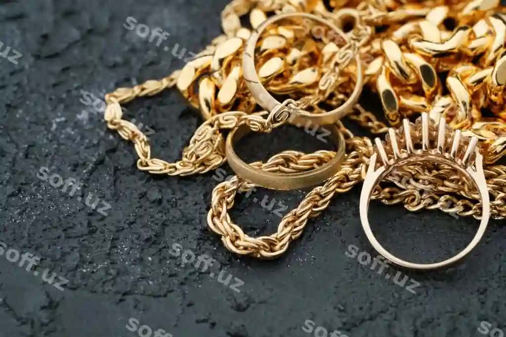 Yuqori burchakli ko'rinishdagi oltin halqalar zanjiri tosh | High angle view golden rings chain rock