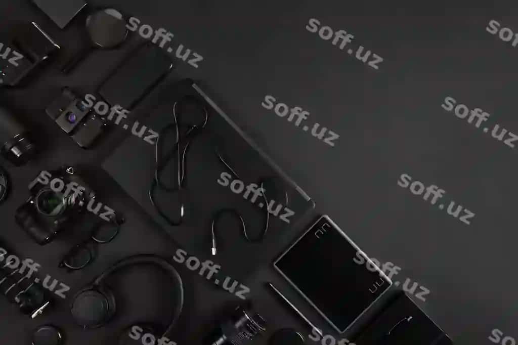 Noutbuk kamera jihozlari joylashgan qora abstrakt stol fon bilan bo'sh joy fotograf ish joyi kontseptsiyasi | Laptop camera equipment arranged black abstract desk background with empty space photographer workplace concept